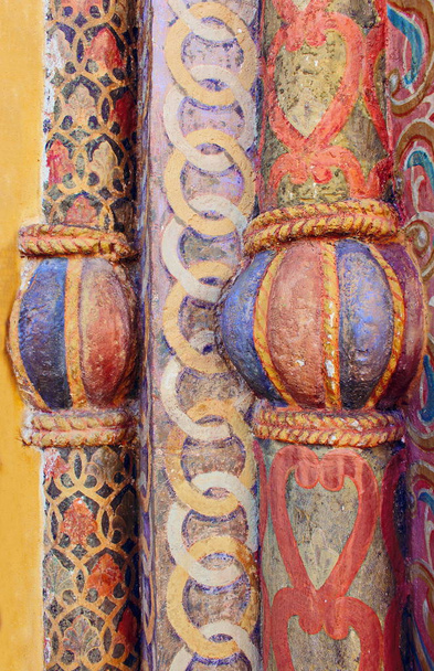 Töredéke stukkók az ortodox templom a 14. Fényes színes repedt festmény, mint a bizánci. A különböző színű mintás díszek a platband, térfogati berendezés a falon. - Fotó, kép