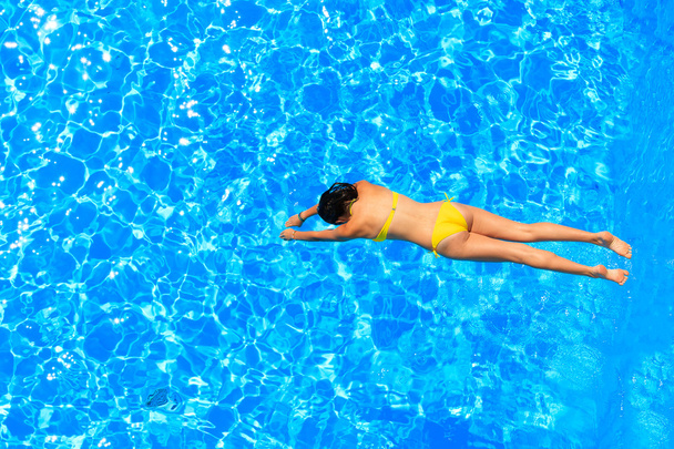 woman with swimsuit swimming in pool - Φωτογραφία, εικόνα