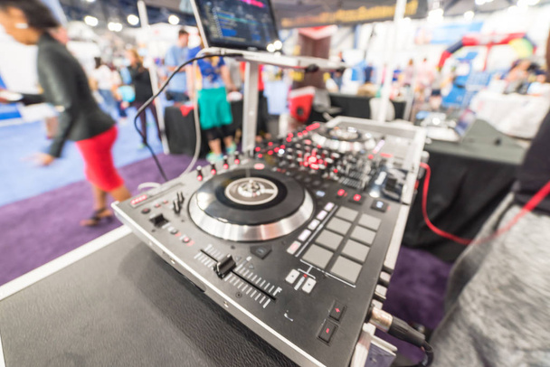 Hämärä tausta DJ suorituskyvyn ohjain integroitu kannettava stand tapahtumassa Expo
 - Valokuva, kuva