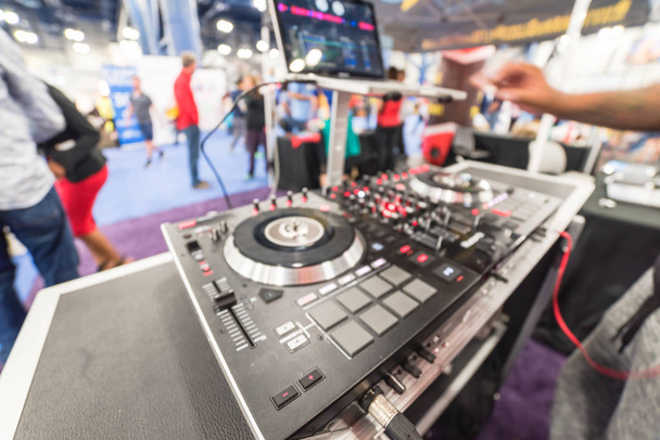 Rozmazaný Tetovaný ručička DJ míchání hudby na laptopu při události Expo - Fotografie, Obrázek