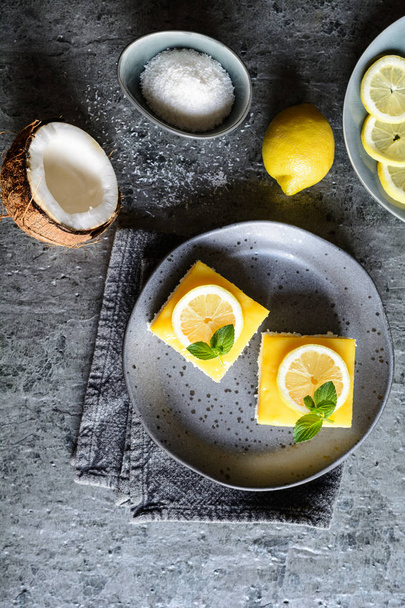 Вкусные кокосовые батончики с лимонным творогом
 - Фото, изображение