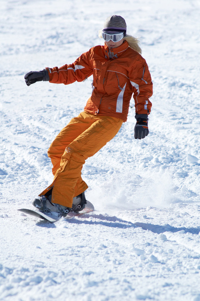 Oranje snowboard meisje afdaling - Foto, afbeelding