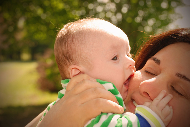 Lapsi suutelee äitiään
 - Valokuva, kuva