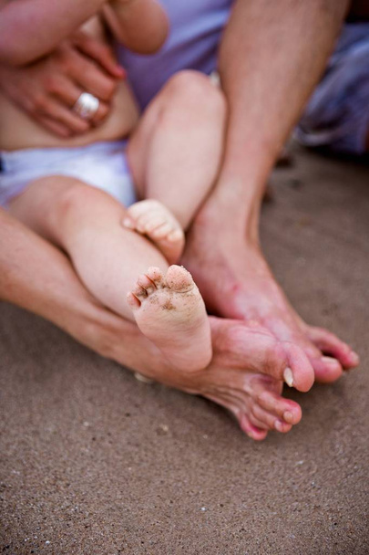 ビーチ砂で汚れた赤ちゃんの足, 波で遊んだ後 - 写真・画像