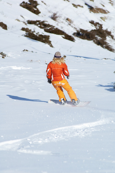 Niña snowboard naranja cuesta abajo
 - Foto, Imagen