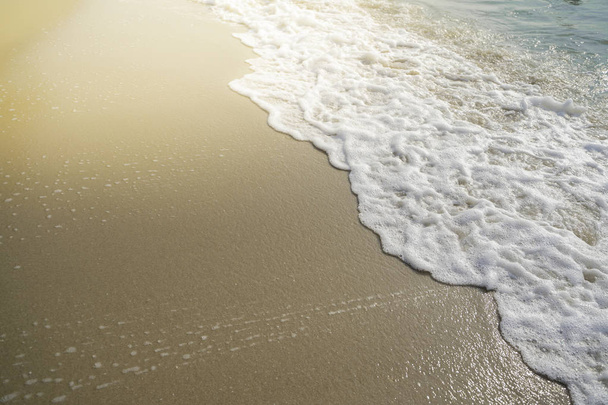θαλάσσιο κύμα με φυσαλίδες στην αμμώδη παραλία  - Φωτογραφία, εικόνα