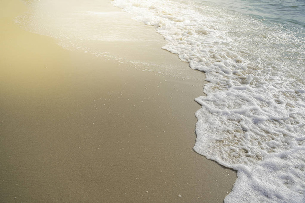 θαλάσσιο κύμα με φυσαλίδες στην αμμώδη παραλία  - Φωτογραφία, εικόνα
