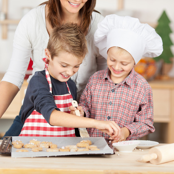 Happy Family Baking Cookies Together - Valokuva, kuva