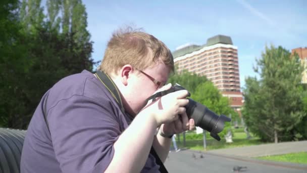 Mladý muž fotí v parku - Záběry, video