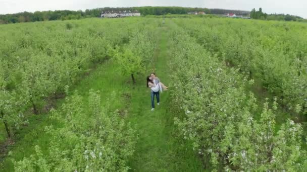 Sevgili gelini silaha taşıyan damadın drone görüntüsü - Video, Çekim
