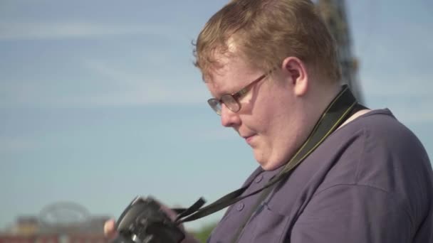 Mladý muž fotí v parku - Záběry, video