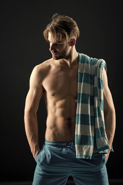 Fitness, sprawny człowiek z ręcznikiem na ramieniu. Zawodniczka fitness z sexy mięśnie tułowia, six pack i ab - Zdjęcie, obraz