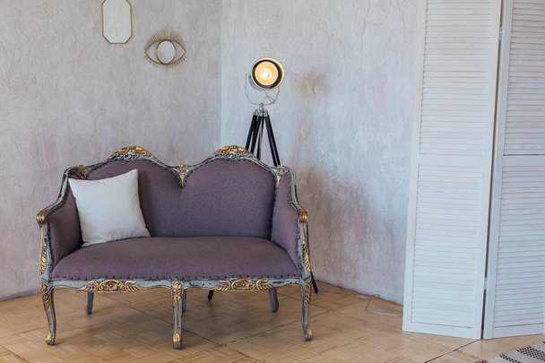Γκρι vintage κλασικού στυλ καναπέ-κρεβάτι με ένα μαξιλάρι - Φωτογραφία, εικόνα
