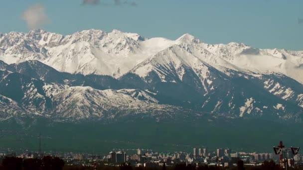 Beatiful karlı dağların ve Almaty şehrinin panoramik çekimi, Kazakistan - Video, Çekim