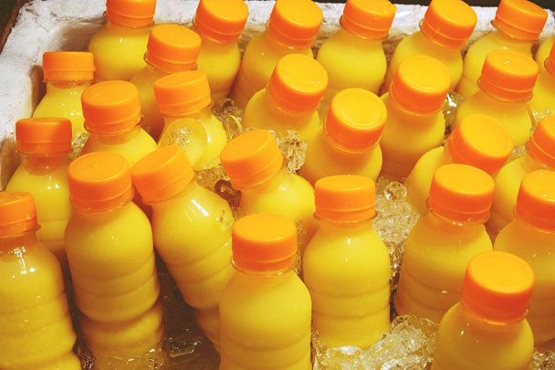 Домашний фруктовый сок в пластиковой бутылке на льду
 - Фото, изображение
