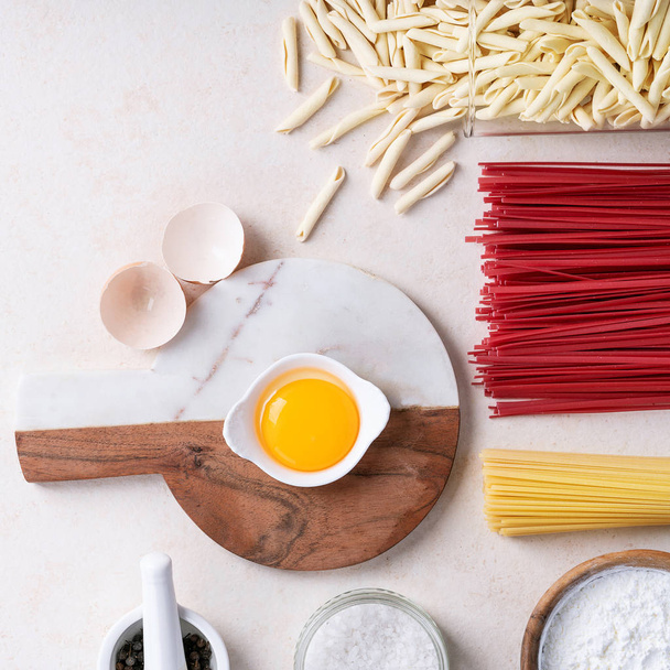 Raw ingredients for cooking pasta - Foto, imagen