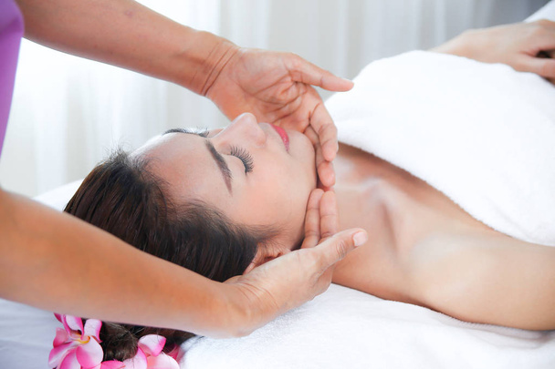 Beutiful woman with spa massage - Foto, Imagen
