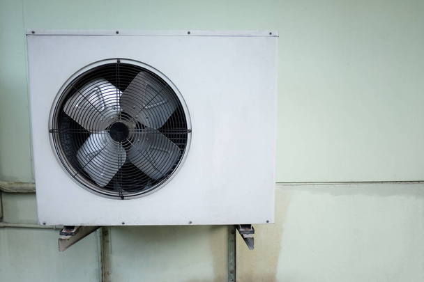 Vzduchový kompresor klimatizačního systému na staré stěně. - Fotografie, Obrázek