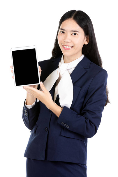 Asian młody kobieta korzystanie z cyfrowego tabletu na białym tle . - Zdjęcie, obraz