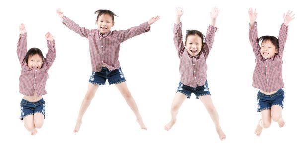Porträt eines glücklichen kleinen asiatischen Kindes, das isoliert auf Weiß springt  - Foto, Bild