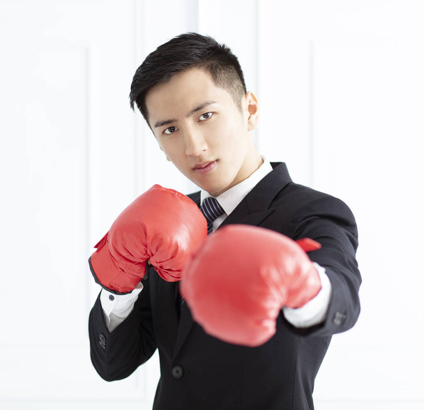 Genç işadamı boks eldivenleriyle dövüşmeye hazır. - Fotoğraf, Görsel