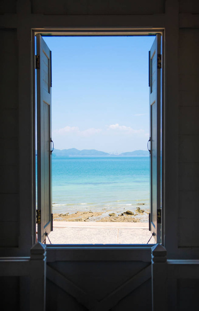 Open het venster, blauwe zee, blauwe hemel, Bekijk achtergrond. Zomer, reizen, vakantie en vakantie concept . - Foto, afbeelding