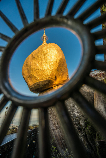die goldene Felsenpagode (kyaikhtiyo) ein ikonischer beliebter Ort in Mon State in Myanmar. Blick durch den Zaun. - Foto, Bild