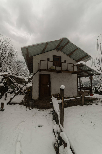 Hóval borított faház Himalájában télen - Fotó, kép