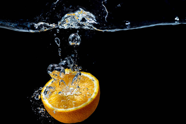 Orange with fresh water splash - Φωτογραφία, εικόνα