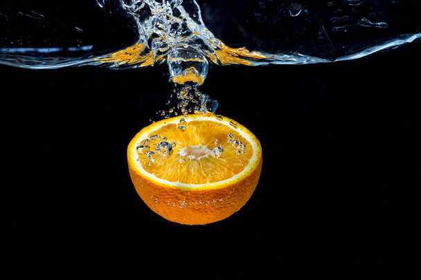 Oranssi makean veden roiskeella
 - Valokuva, kuva