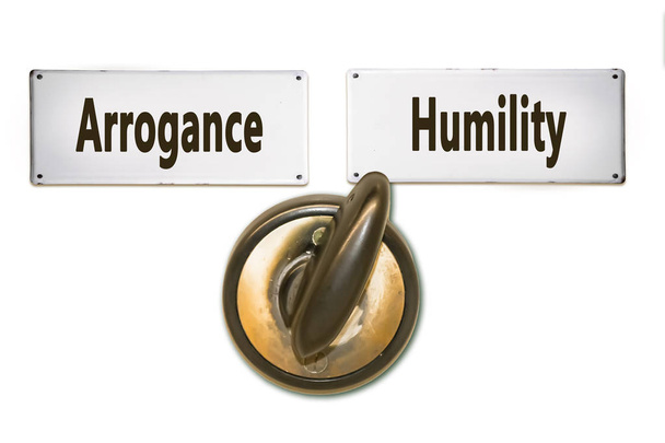 Segno di umiltà contro arroganza
 - Foto, immagini