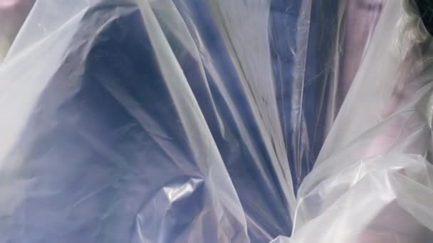 Nő egy műanyag zacskóban. A műanyagszennyezés fogalma - Felvétel, videó