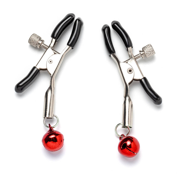 Pinzas de pezón de metal con campanas rojas. BDSM Juegos sexuales. Aislado sobre fondo blanco
 - Foto, Imagen