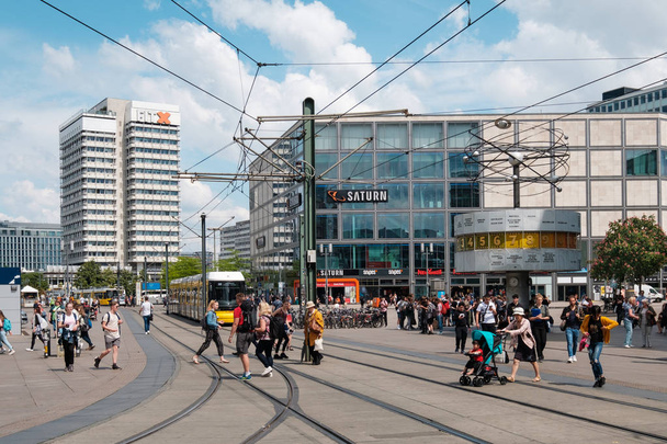 Άνθρωποι σε πολυσύχναστο δρόμο στην πλατεία Alexanderplatz στην πόλη του Βερολίνου - Φωτογραφία, εικόνα