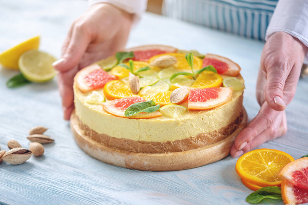 roher Zitruskuchen mit Grapefruit, Orange, Limette und Zitrone. Kochen zu Hause gesundes Sommer-veganes Dessert - Foto, Bild
