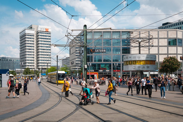 Mensen op drukke straat op de Alexanderplatz in Berlijn stad - Foto, afbeelding