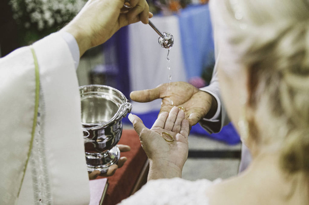 Katolik kilisesinde evlilik sırasında ittifaklar alışverişi Dini an. - Fotoğraf, Görsel