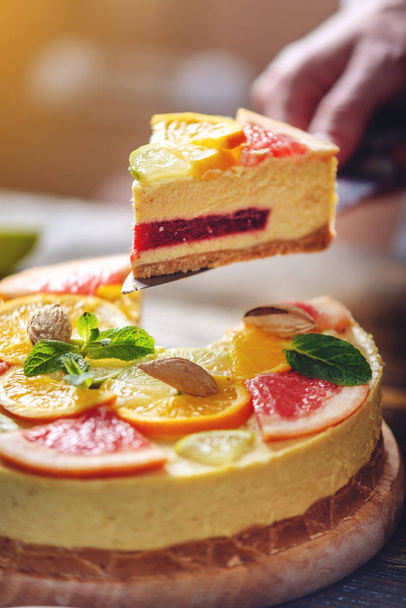 ein Stück roher Zitruskuchen mit Grapefruit, Orange, Limette und Zitrone. Kochen gesundes Sommer-veganes Dessert - Foto, Bild
