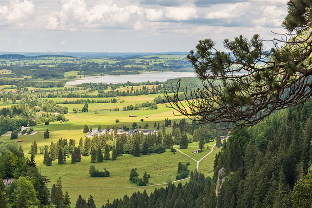 Paisagem idílica nos Alpes com prados verdes e nuvens
 - Foto, Imagem