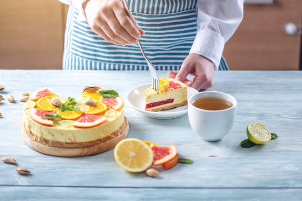 ein Stück roher Zitruskuchen mit Grapefruit, Orange, Limette und Zitrone. frisches Sommerdessert. glutenfreie vegane Kost - Foto, Bild