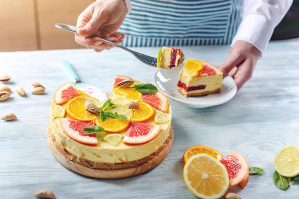 グレープフルーツ、オレンジ、ライム、レモンの生の柑橘系ケーキ。家庭での料理健康的な夏のビーガンデザート - 写真・画像