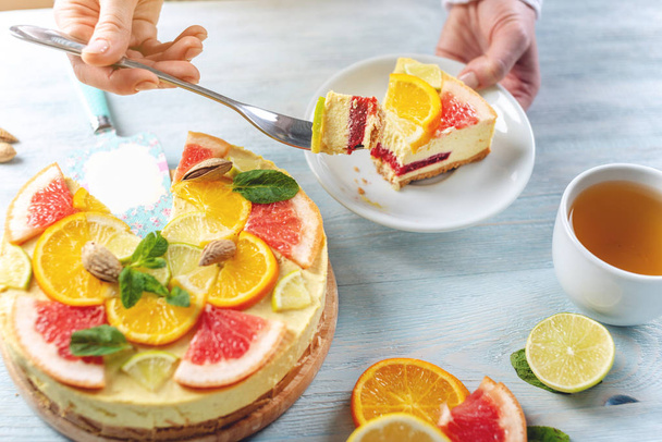 グレープフルーツ、オレンジ、ライム、レモンとナッツとミントの生の柑橘系ケーキ。健康的な新鮮な夏のビーガンデザートを調理 - 写真・画像
