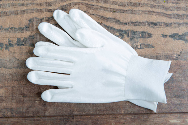 guantes blancos sobre el fondo de madera
 - Foto, imagen