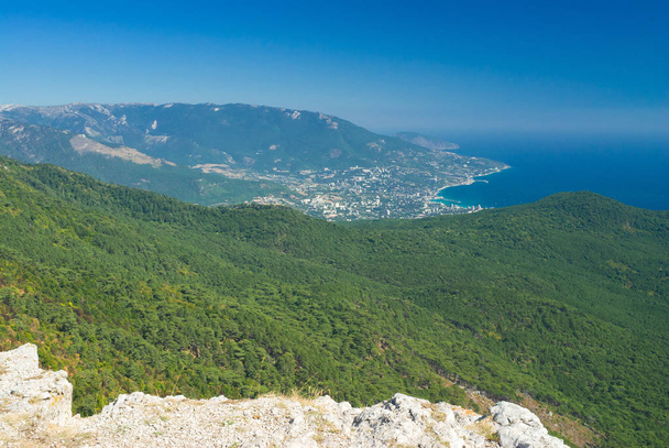 View on Yalta city from the Ai-Petri mountain in Crimea, Ukraine. - Foto, imagen