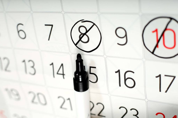 Imagen de un marcador en la página del calendario blanco
. - Foto, imagen