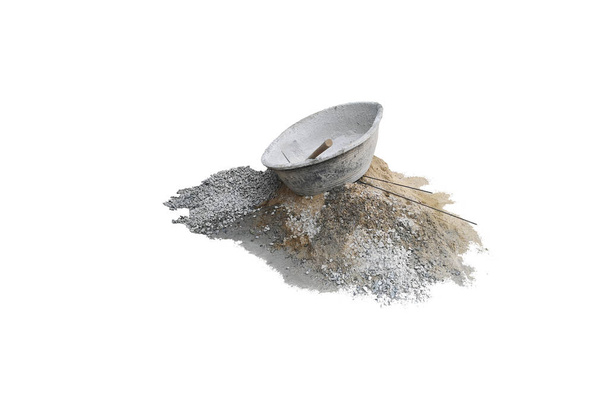 enxada em plástico betoneira em pilhas de cascalho e pilhas de areia, isolado em fundo branco com caminho de clipagem
. - Foto, Imagem