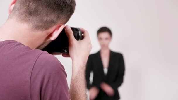 Close up de fotógrafos de volta tirar fotos de um modelo
 - Filmagem, Vídeo