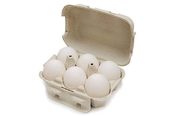 bandeja de cartón para seis (6) huevos aislados sobre un fondo blanco
.  - Foto, imagen