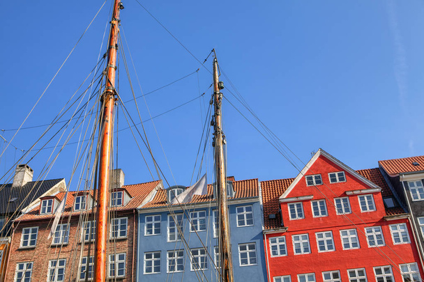Kopenhag Nyhavn demirlemiş renkli cepheler ve eski gemiler ile evler  - Fotoğraf, Görsel