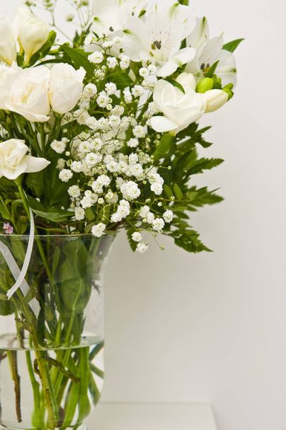 Fehér virágok üveg váza otthoni dekoráció. - Fotó, kép